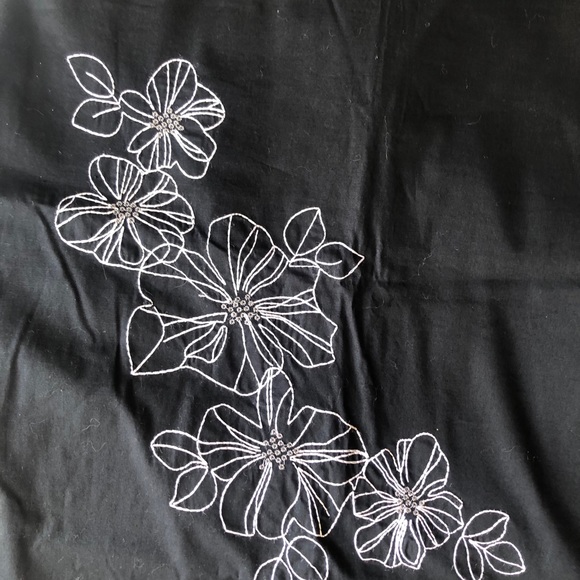 Crisp black cotton linen w white embroidery SKIRT - Picture 5 of 8